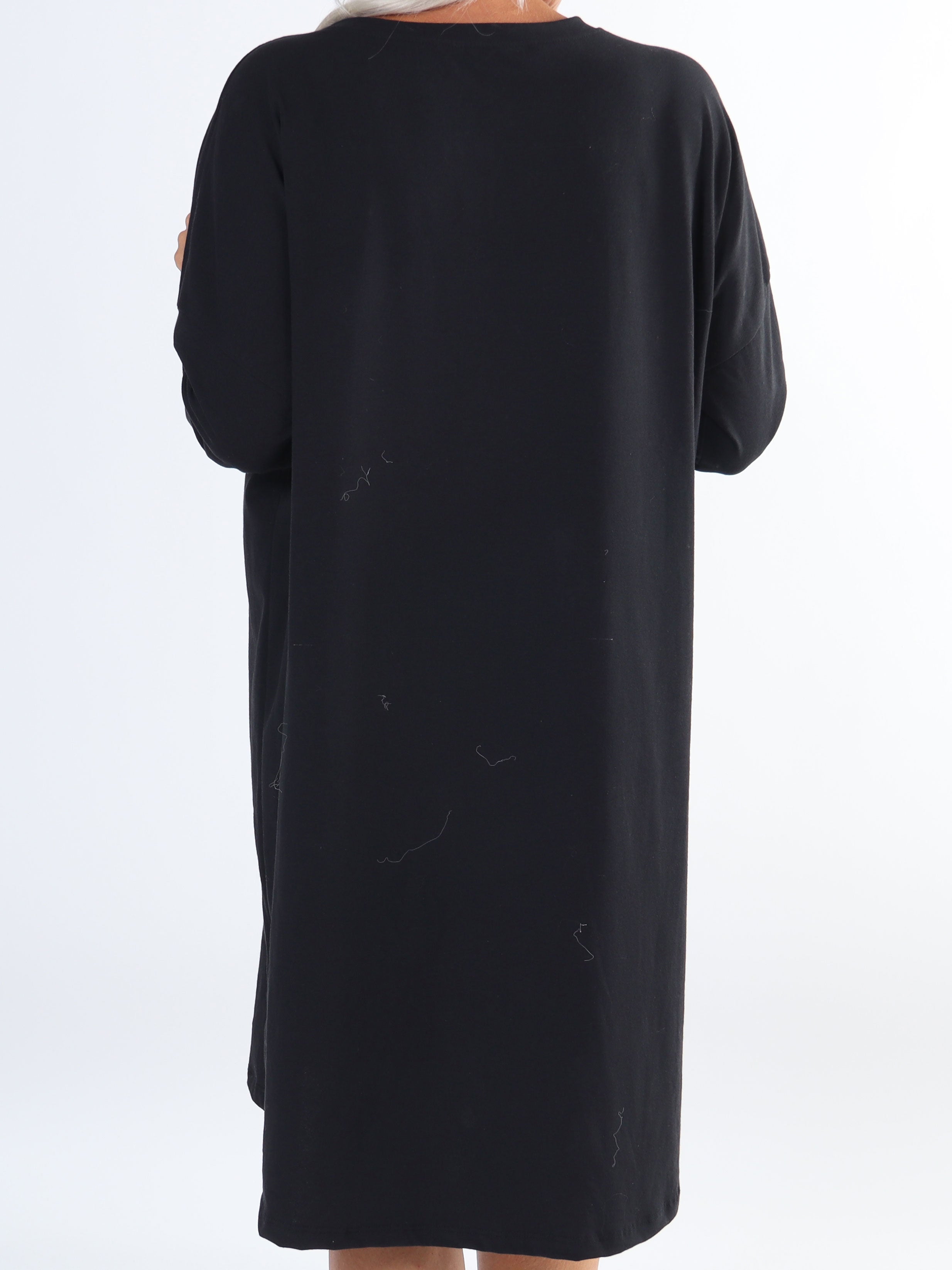 Amal - Lång plus size klänning i bomull med tryck framtill